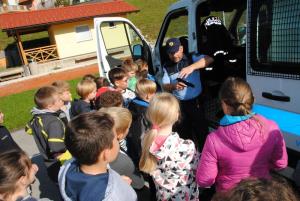 Šolarji so dan preživeli v policijski družbi, tudi pasji 16